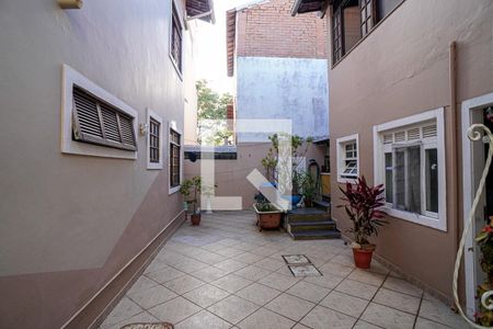 Casa à venda com 220m², 5 quartos e 2 vagas Casa à venda com 220m², 5 quartos e 2 vagasÁrea Externa