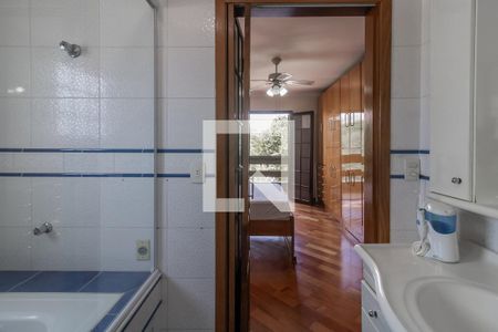 Casa à venda com 300m², 4 quartos e 5 vagas Casa à venda com 300m², 4 quartos e 5 vagasBanheiro Suíte