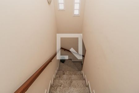 Casa à venda com 300m², 4 quartos e 5 vagas Casa à venda com 300m², 4 quartos e 5 vagasEscada