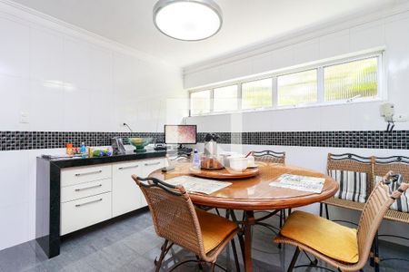 Casa à venda com 386m², 4 quartos e 4 vagasCozinha