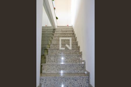 Casa à venda com 602m², 4 quartos e 9 vagasEscada ao lado Área de Serviço