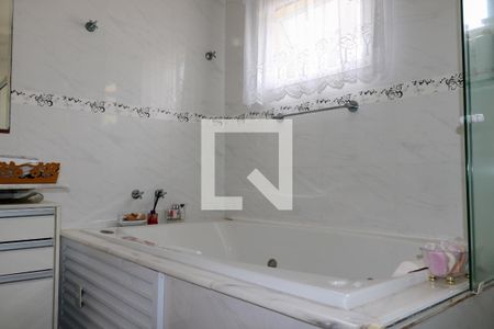 Casa à venda com 602m², 4 quartos e 9 vagasBanheiro da Suíte Master