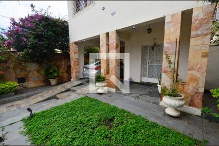 Casa à venda com 200m², 5 quartos e 2 vagasEntrada da casa