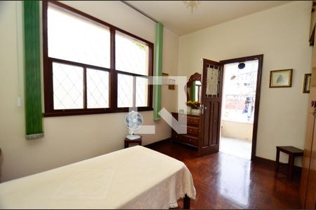 Casa à venda com 200m², 5 quartos e 2 vagasQuarto3