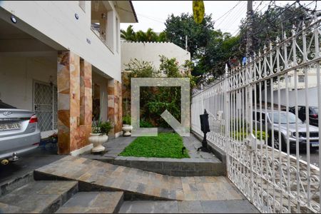 Casa à venda com 200m², 5 quartos e 2 vagasEntrada da casa