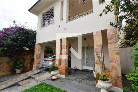 Casa à venda com 200m², 5 quartos e 2 vagasEntrada da casa