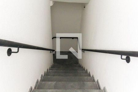 Escada  de kitnet/studio para alugar com 1 quarto, 28m² em Vila Prudente, São Paulo