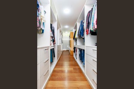 Casa à venda com 593m², 4 quartos e 4 vagas Casa à venda com 593m², 4 quartos e 4 vagasSuíte Principal - Closet