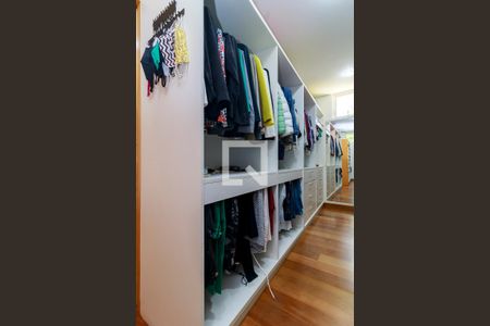 Casa à venda com 593m², 4 quartos e 4 vagas Casa à venda com 593m², 4 quartos e 4 vagasSuíte Principal - Closet