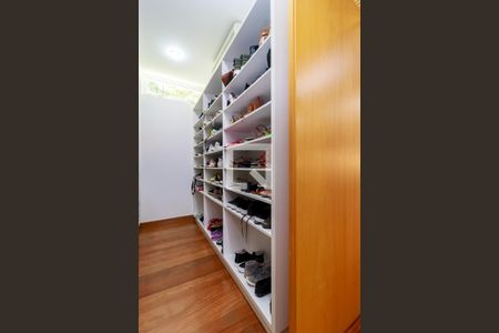 Casa à venda com 593m², 4 quartos e 4 vagas Casa à venda com 593m², 4 quartos e 4 vagasSuíte Principal - Closet