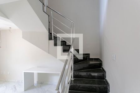 Escada de casa para alugar com 3 quartos, 86m² em Vila Cloris, Belo Horizonte