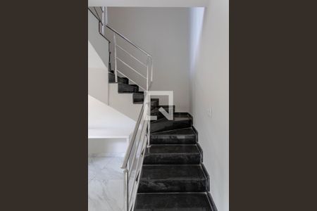 Escada de casa para alugar com 3 quartos, 86m² em Vila Cloris, Belo Horizonte
