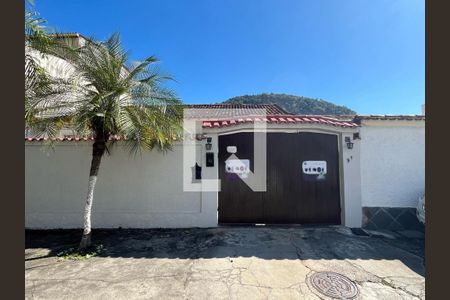 Casa à venda com 237m², 2 quartos e 3 vagasFachada