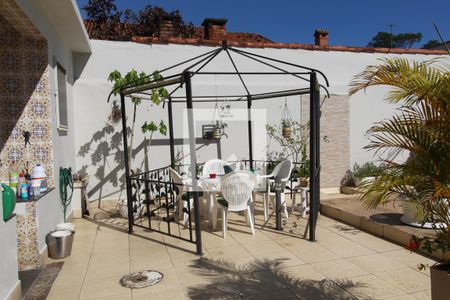 Casa à venda com 237m², 2 quartos e 3 vagasFundos da casa