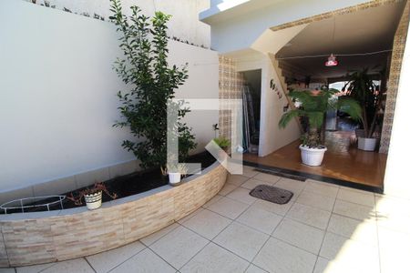 Casa à venda com 237m², 2 quartos e 3 vagasFundos da casa