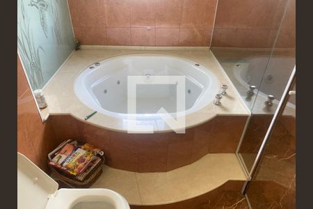 Casa à venda com 350m², 6 quartos e 2 vagasBanheiro da Suíte 2