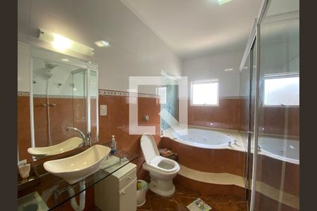 Casa à venda com 350m², 6 quartos e 2 vagasBanheiro da Suíte 2