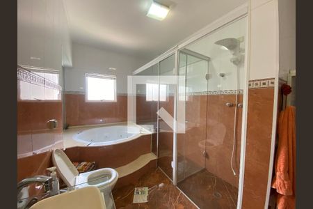 Casa à venda com 350m², 6 quartos e 2 vagasBanheiro da Suíte 2