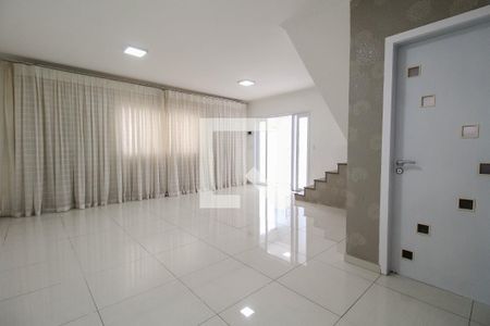 Casa para alugar com 147m², 3 quartos e 3 vagas Casa para alugar com 147m², 3 quartos e 3 vagasSala