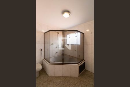 Casa para alugar com 430m², 4 quartos e 6 vagas Casa para alugar com 430m², 4 quartos e 6 vagasBanheiro da Suíte 1