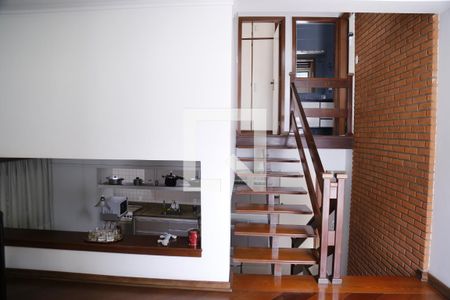 Escada de casa para alugar com 3 quartos, 100m² em Piqueri, São Paulo