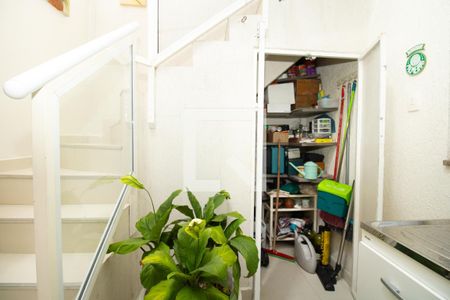 Casa à venda com 345m², 4 quartos e 3 vagasArmário de ferramentaria e escada de acesso ao piso superior