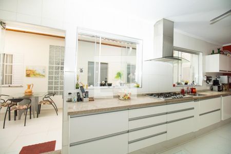 Casa à venda com 345m², 4 quartos e 3 vagasCozinha -cooktop, coifa, pia, armários
