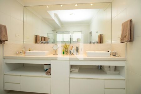 Casa à venda com 345m², 4 quartos e 3 vagasBanheiro master, bancada dupla pia e armários