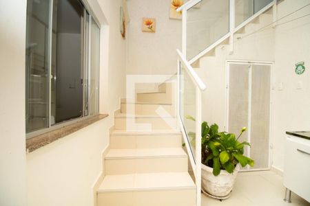 Casa à venda com 345m², 4 quartos e 3 vagasEscada de acesso ao piso superior e armário ferramentaria fechado