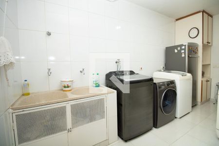 Casa à venda com 345m², 4 quartos e 3 vagasÁrea de serviço, térreo - armário, 3 máquinas, geladeira