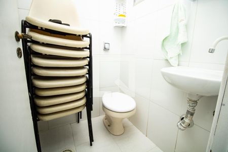 Casa à venda com 345m², 4 quartos e 3 vagasBanheiro de serviço - pia e louça sanitária