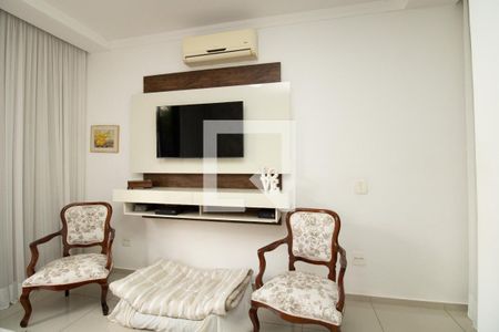 Casa à venda com 345m², 4 quartos e 3 vagasSuite master, parede TV e poltronas