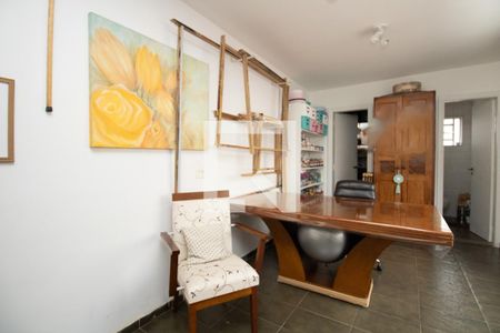 Casa à venda com 345m², 4 quartos e 3 vagasAteliê, bancadas de trabalho