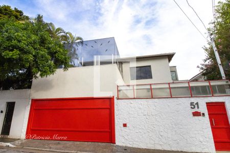 Casa à venda com 345m², 4 quartos e 3 vagasFachada, sistema de vigilância com 7 câmeras