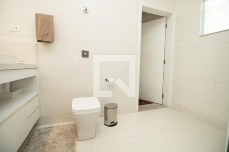 Casa à venda com 345m², 4 quartos e 3 vagasBanheiro master, louça sanitária