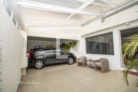 Casa à venda com 345m², 4 quartos e 3 vagasTérreo, garagem para 3 carros , teto retrátil de policarbonato cristal