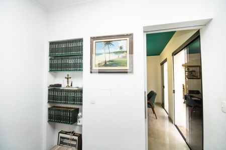 Casa à venda com 345m², 4 quartos e 3 vagasEscritório - Parede de livros