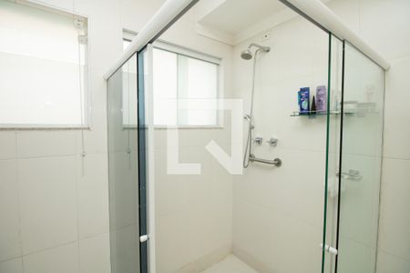 Casa à venda com 345m², 4 quartos e 3 vagasBanheiro master, box blindex e ducha