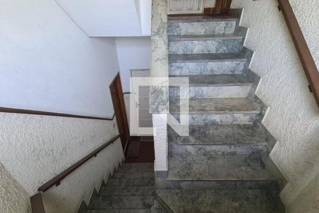 Apartamento para alugar com 45m², 1 quarto e sem vaga Apartamento para alugar com 45m², 1 quarto e sem vagaEscada