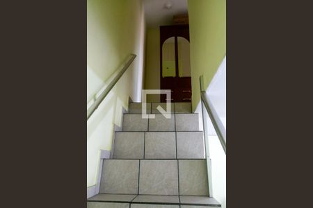 Casa à venda com 183m², 2 quartos e 2 vagas Casa à venda com 183m², 2 quartos e 2 vagasEscadas