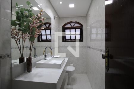 Casa à venda com 240m², 4 quartos e 2 vagasBanheiro 1