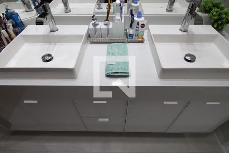 Casa à venda com 240m², 4 quartos e 2 vagasBanheiro da Suíte