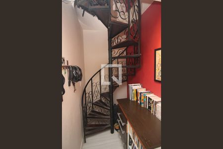 Apartamento à venda com 97m², 2 quartos e sem vaga Apartamento à venda com 97m², 2 quartos e sem vagaEscada para a Área Gourmet