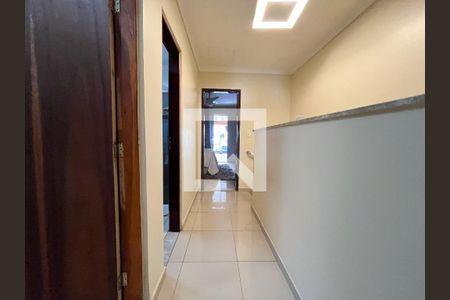 Casa à venda com 185m², 3 quartos e 2 vagas Casa à venda com 185m², 3 quartos e 2 vagasCorredor