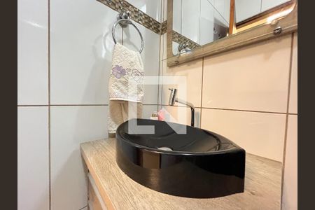 Casa à venda com 185m², 3 quartos e 2 vagas Casa à venda com 185m², 3 quartos e 2 vagasBanheiro Corredor