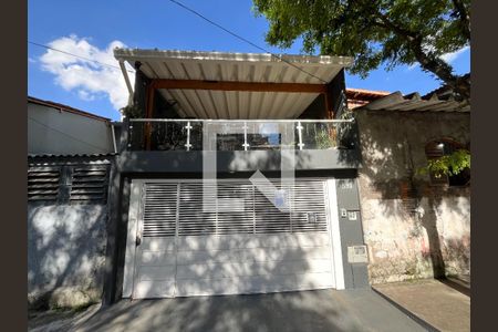 Casa à venda com 185m², 3 quartos e 2 vagas Casa à venda com 185m², 3 quartos e 2 vagasFachada