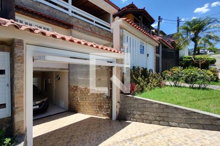 Casa de condomínio à venda com 300m², 4 quartos e 2 vagasFachada 