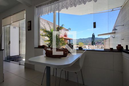 Casa de condomínio à venda com 300m², 4 quartos e 2 vagasCozinha e Área de Serviço