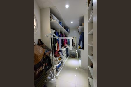Casa de condomínio à venda com 300m², 4 quartos e 2 vagasCloset da suíte 1