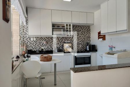 Casa de condomínio à venda com 300m², 4 quartos e 2 vagasCozinha e Área de Serviço